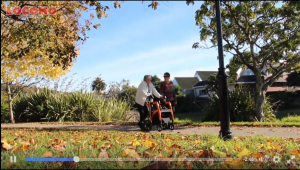 Met je dochter wandelen in het park, ook de stok gaat mee aan de oranje rollator