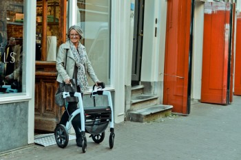 Dame, die in Amsterdam mit Rollator geht