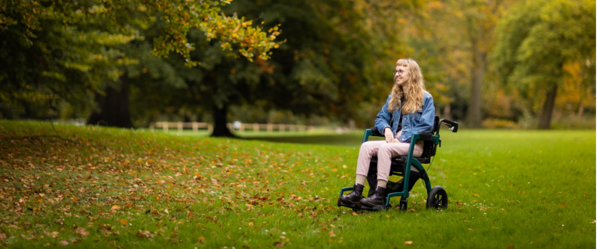 In het gras zitten met de Rollz Motion Performance Rollator mit pneumatischen Reifen