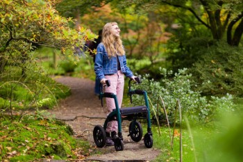 Rollz Motion Performance rollator met luchtbandenin het bos