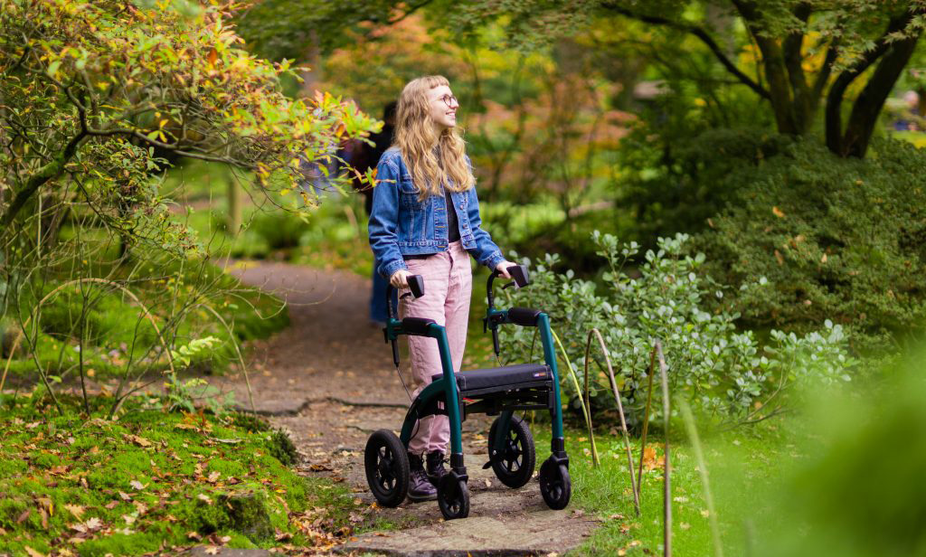 Rollz Motion Performance rollator met luchtbandenin het bos