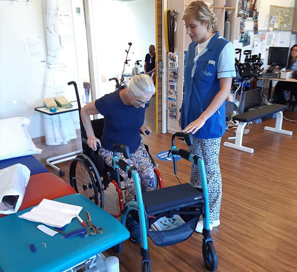 Rollz Motion rollator gebruikt door een fysio in een revalidatieprogramma