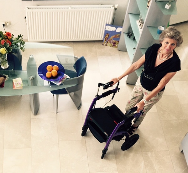 Vrouw gebruikt een Rollz Motion stabiele rollator in haar huis