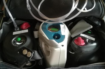 Drei Sauerstoffflaschen in der Rollatortasche des Rollz Flex