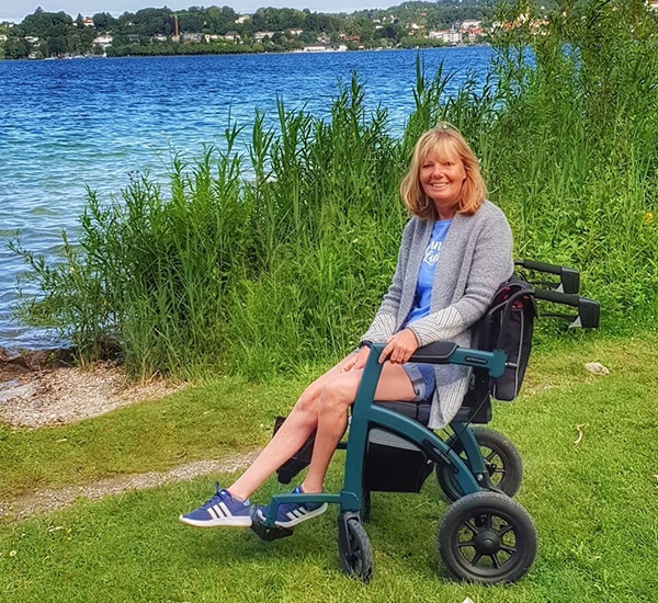 Gebruik van een rollator met luchtbanden op oneffen terrein