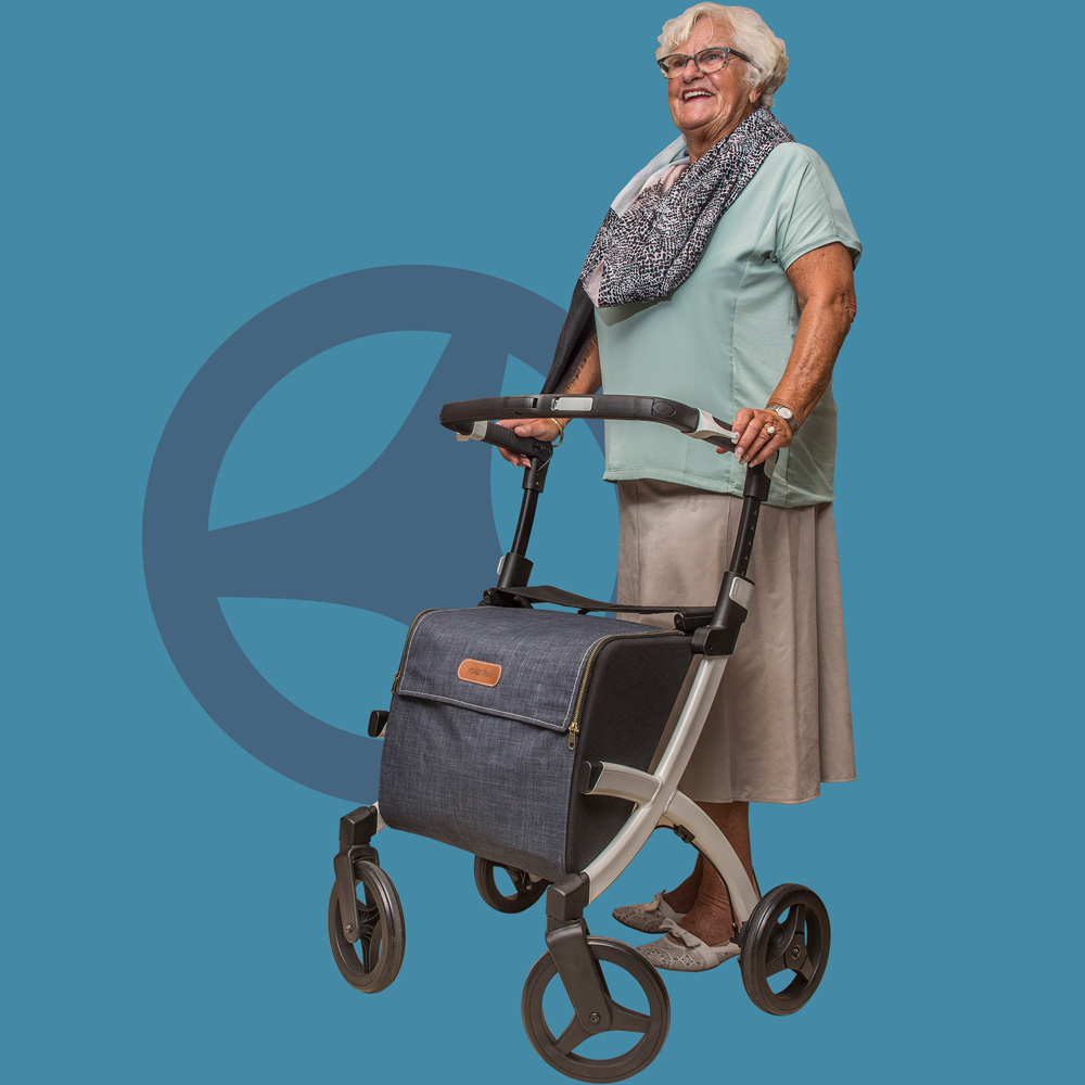 Vrouw ondersteund door een Rollz Flex lichtgewicht rollator