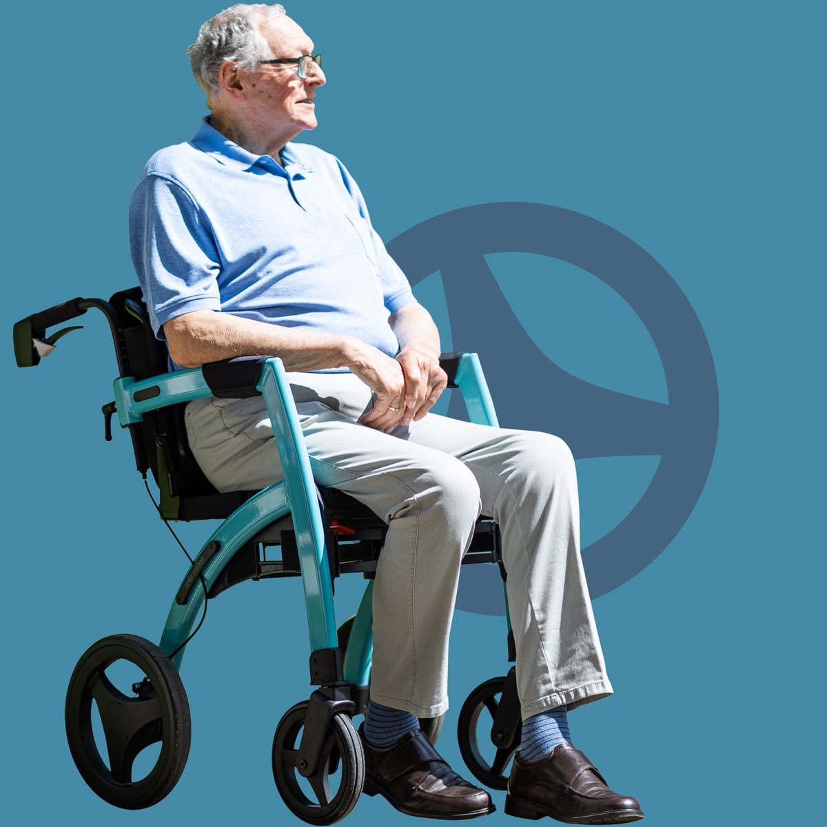 Senior zittend in een Rollz Motion rollator omgebouwd tot rolstoel