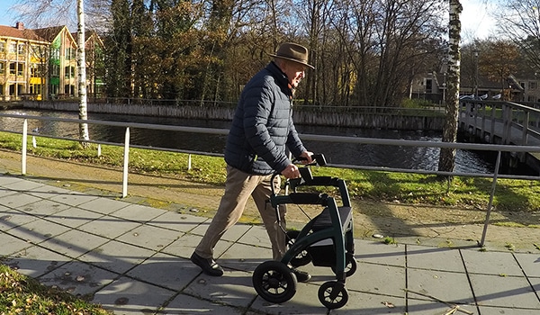 Parkinson patient walking with a Parkinson rollator to overcome freezing