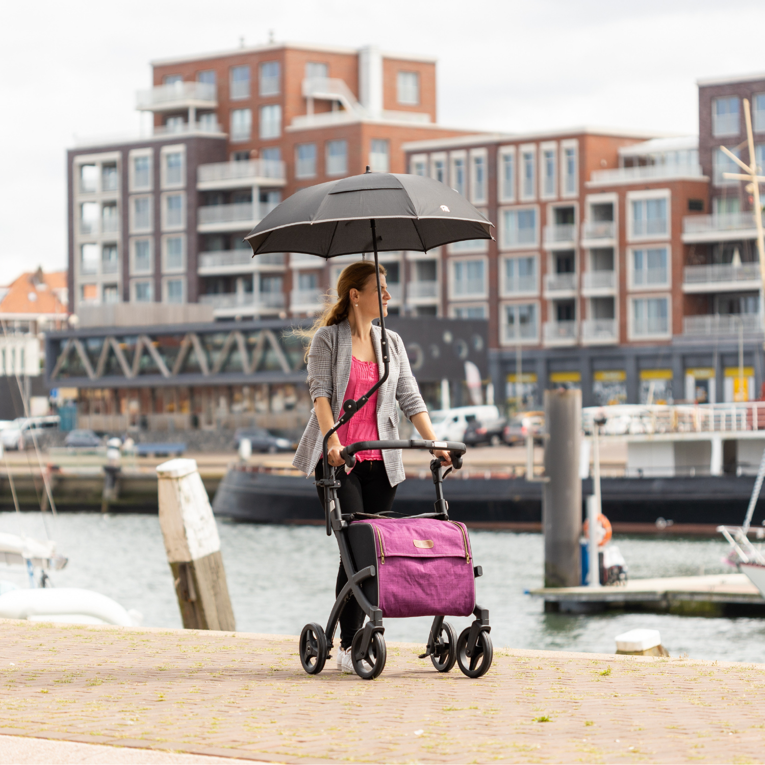 Jonge vrouw die onder de Rollz Flex-paraplu loopt