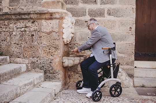 Man sitting on a Saljol rollator with aluminium frame