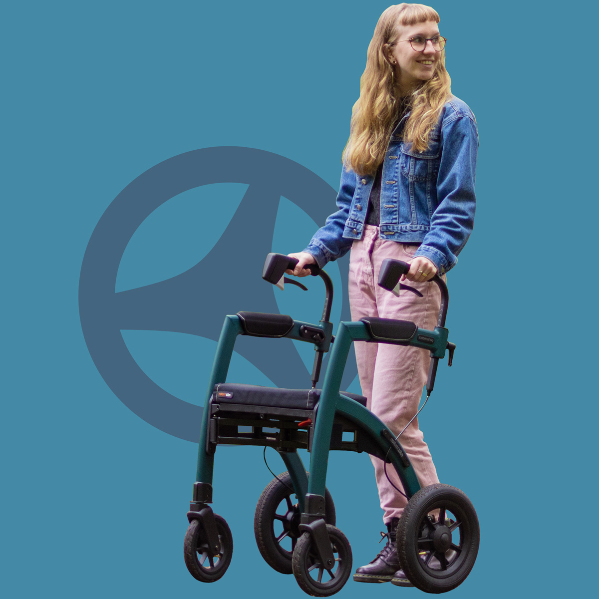 Vrouw duwt een groene moderne rollator met luchtbanden