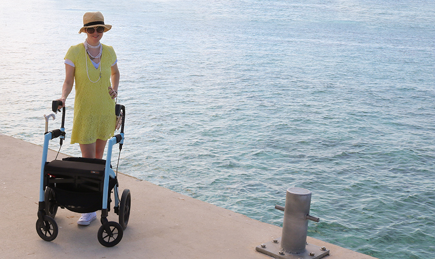 Vrouw met multiple sclerose geniet van een dagje uit met een Rollz Motion rollator