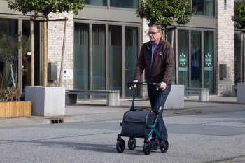 Homme marchant avec le nouveau déambulateur Rollz Flex 2 dans la ville