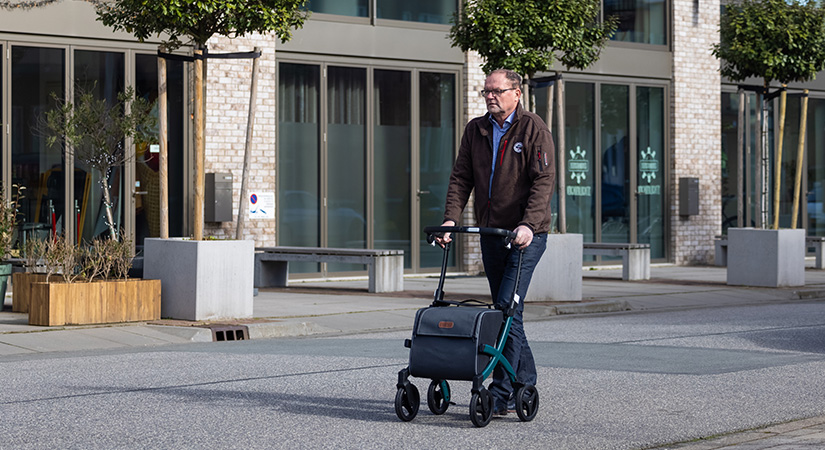 Homme marchant avec le nouveau déambulateur Rollz Flex 2 dans la ville