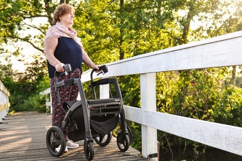 Woman walking with a Parkison rollator as Parkinson study shows benefits in using a walker with cues