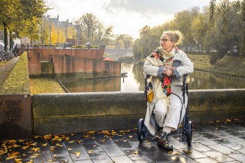 Frau sitzt auf einem Rollator mit korrekter Position