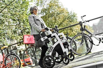 Vrouw loopt op hellingen met een rollator